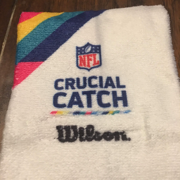 Wilson NFL Crucial Catch Football Belt Towel - Picture 3 of 8